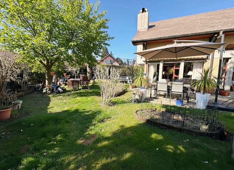 Bella villa a schiera con 6 locali / 4 camere da letto / bel giardino alberato e recintato (9)