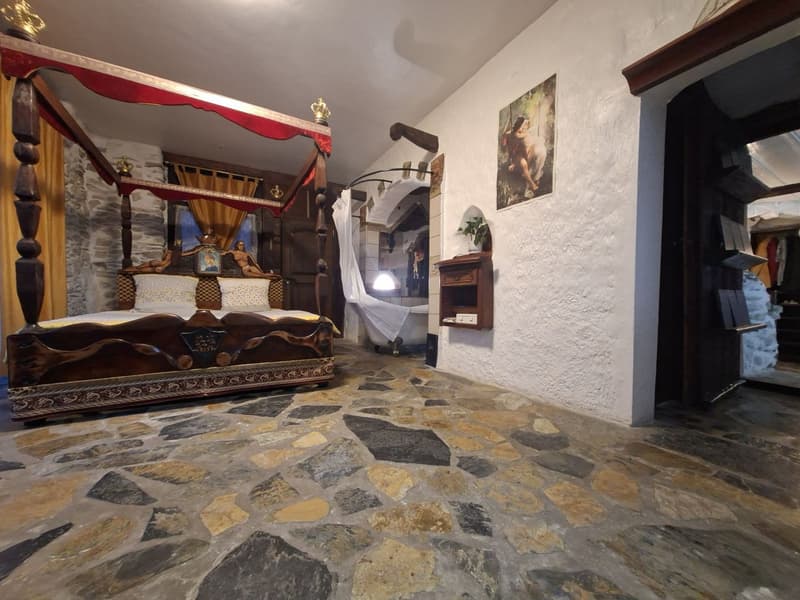 Large single-family house with its independent 3.5-room apartment above / yield (6)