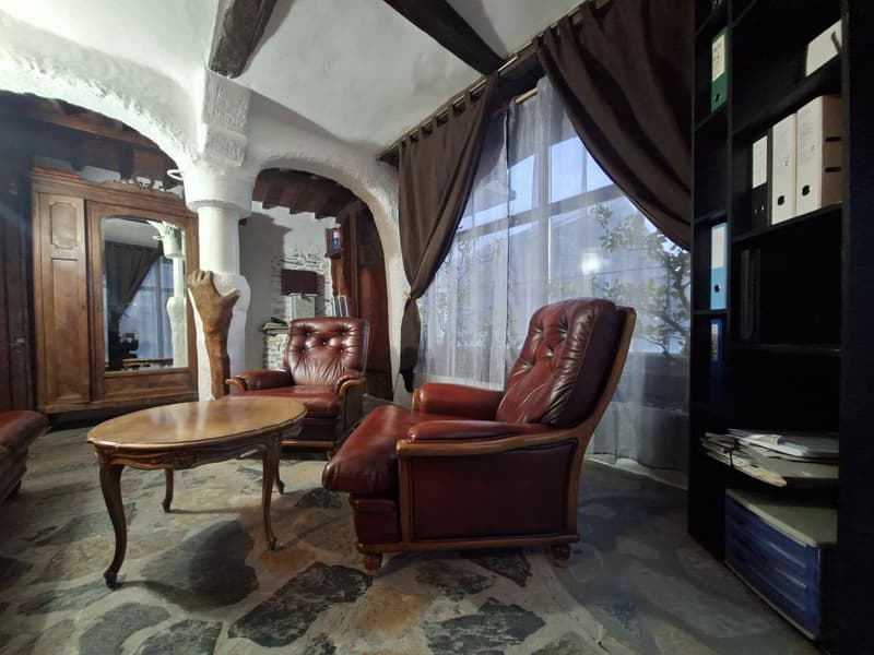 Large single-family house with its independent 3.5-room apartment above / yield (4)