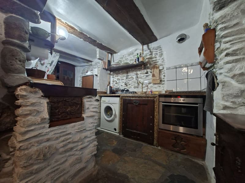 Large single-family house with its independent 3.5-room apartment above / yield (3)