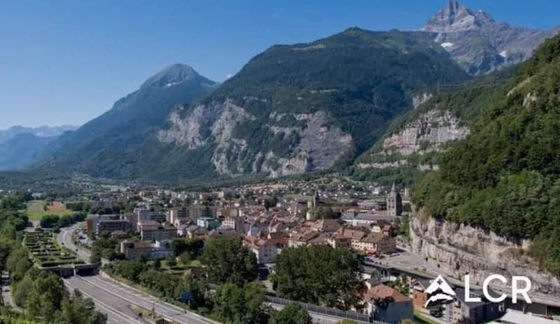 Beautiful Rental Building with 2 Commercial Units / 2 Homes (1)