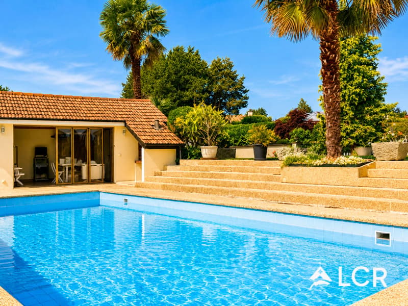 Prachtvolles Einfamilienhaus 8,5 Zimmer / Garten mit Pool und separatem Apartment (2)
