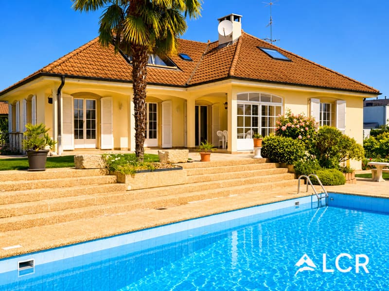 Prachtvolles Einfamilienhaus 8,5 Zimmer / Garten mit Pool und separatem Apartment (1)