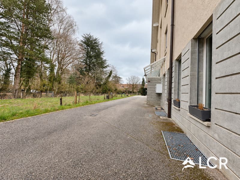 Surface commerciale aménagée en logement - 3,5 pièces - Place de parking (12)