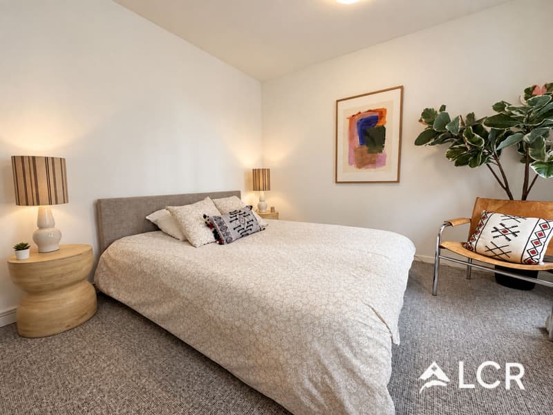 Surface commerciale aménagée en logement - 3,5 pièces - Place de parking (4)