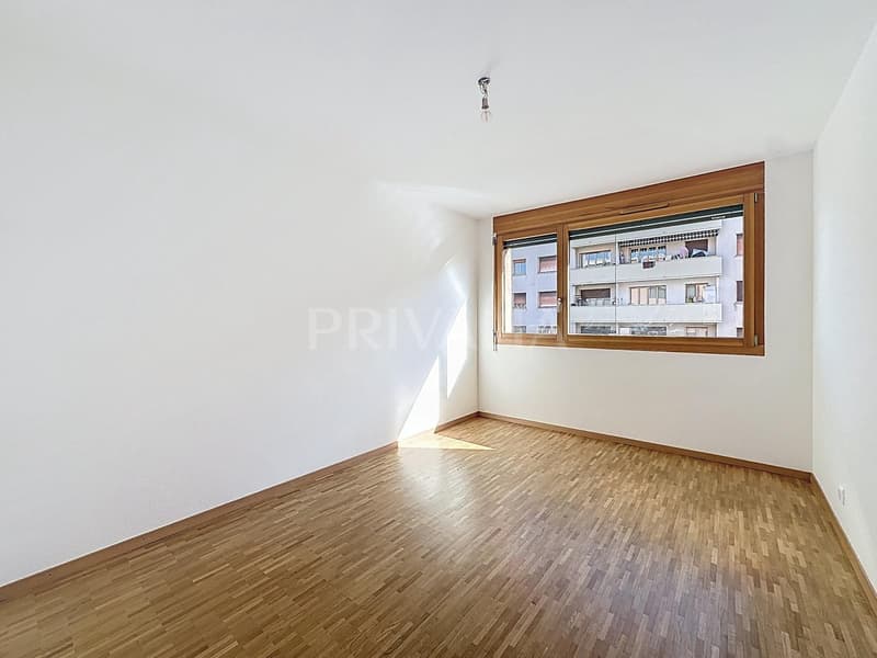 Geräumige Wohnung im Herzen eines modernen und sicheren Gebäudes mit Loggia, in der Nähe internationaler Organisationen (5)