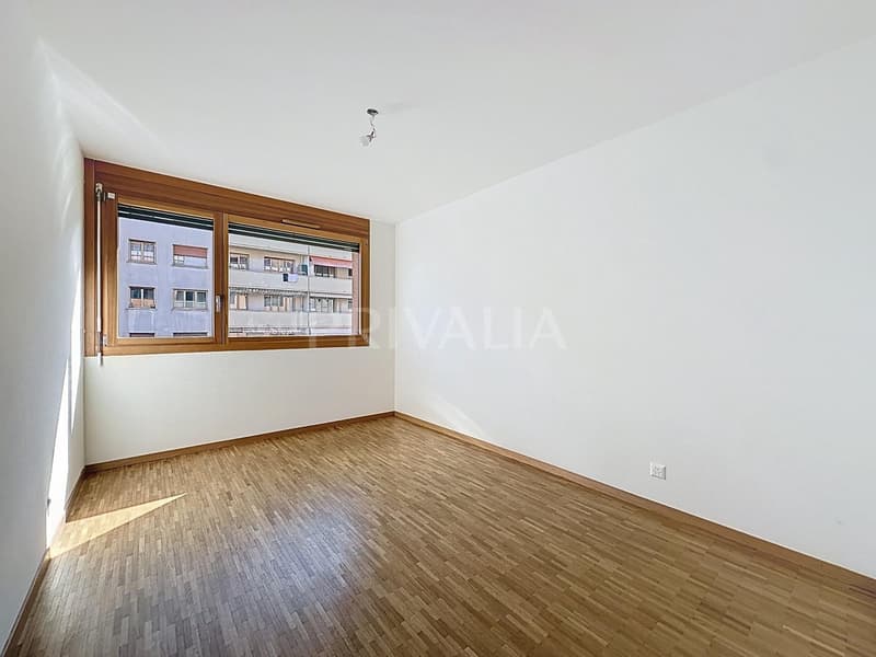 Geräumige Wohnung im Herzen eines modernen und sicheren Gebäudes mit Loggia, in der Nähe internationaler Organisationen (7)