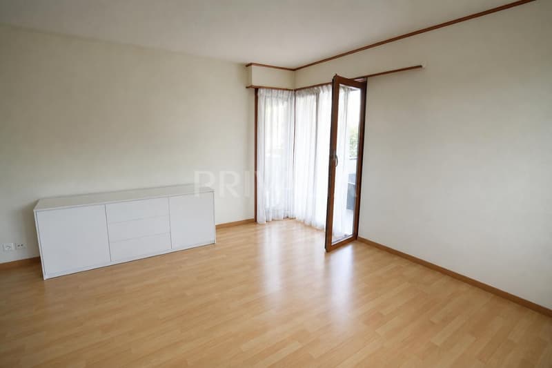 Exclusive: Charming 2½-room apartment with balconies and lake view (3)