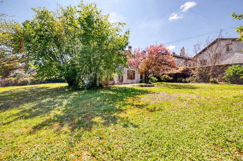 Beautiful character house in the heart of Cartigny village (7)