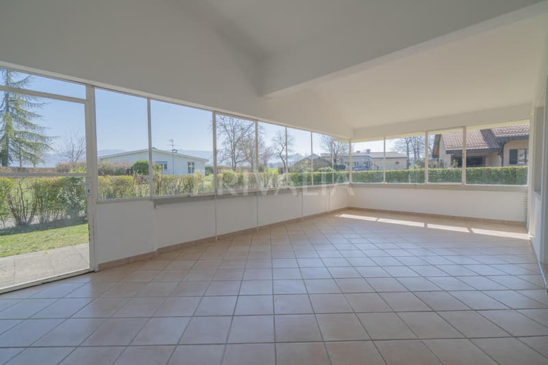 Villa individuale spaziosa con baie vetrate, situata in un ambiente calmo e verde nella Champagne Ginevra (4)