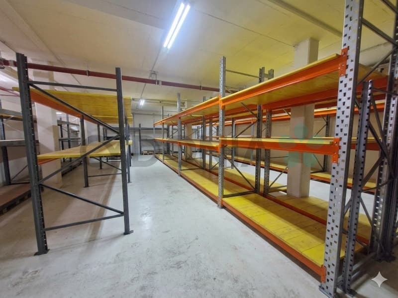 Locale commerciale con uffici e deposito in affitto, totale 270m2 (3)