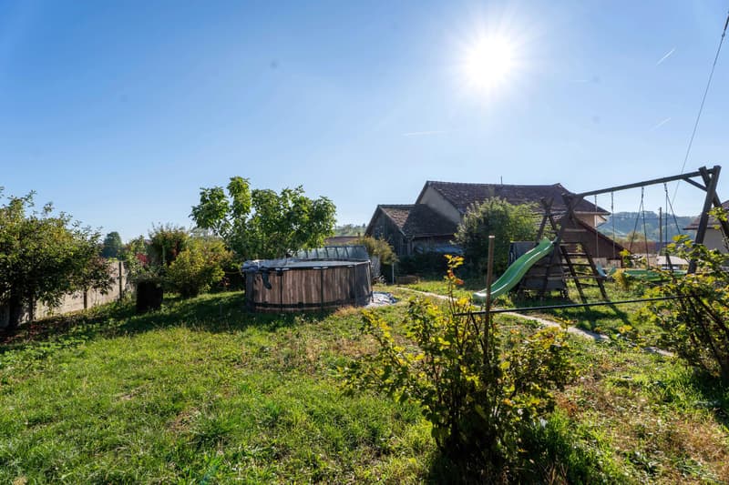 Maison villageoise de caractère avec 3 logements, jardin et terrasse (11)