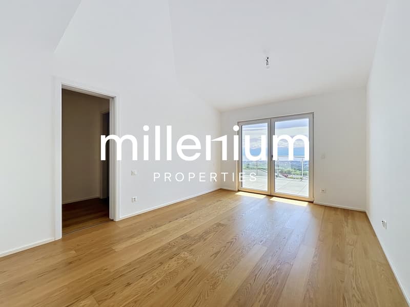 Luxurious villa with a panoramic view of the mountains and lake (7)