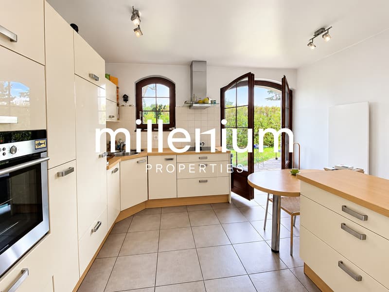 Maison contemporaine semi meublée avec jardin et studio indépendant (5)