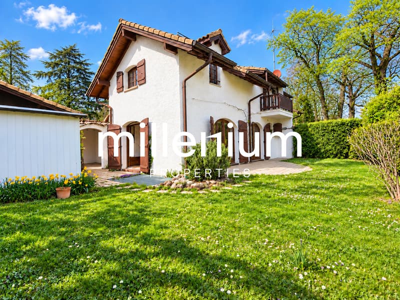 Maison contemporaine semi meublée avec jardin et studio indépendant (9)