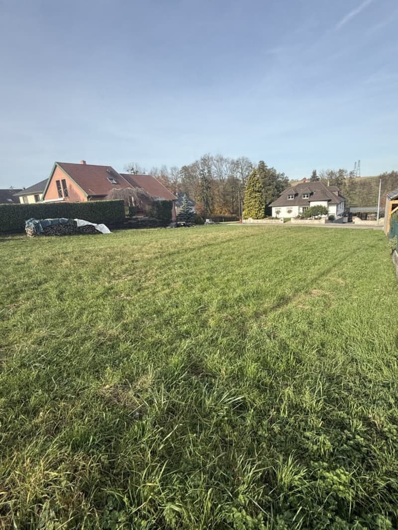 Réf: 11156 – Prix: 295.000 € – Terrain env. 11 ares, viabilisé, libre d’architecte! (2)