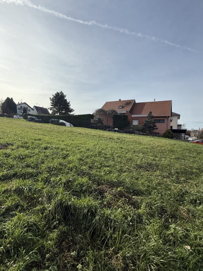 Réf: 11156 – Prix: 295.000 € – Terrain env. 11 ares, viabilisé, libre d’architecte! (3)