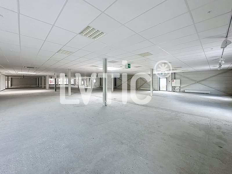 Sala di mostra, uffici, locali di 1265 m2 divisibili in affitto a Conthey (7)