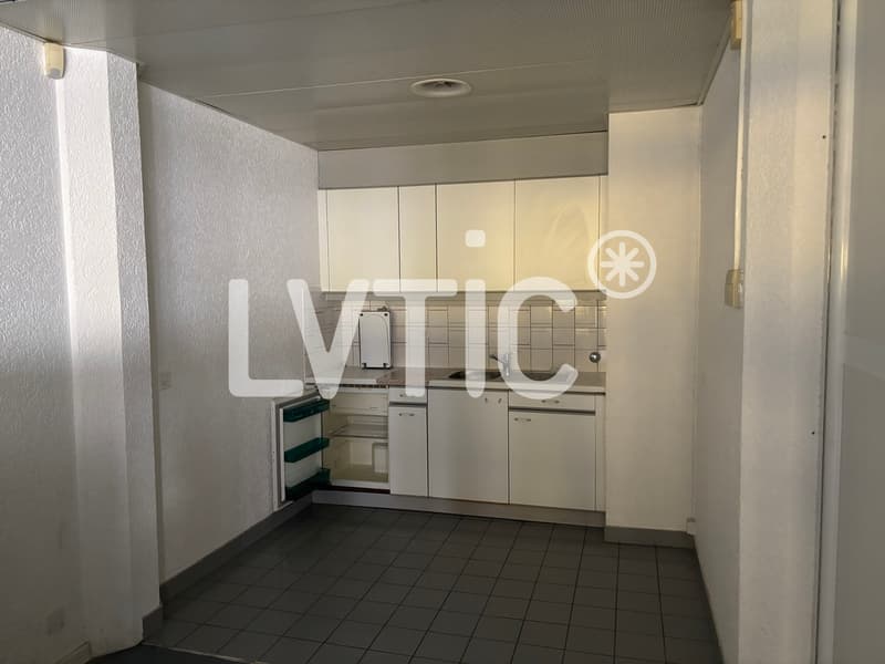 Studio, lab, offices of 480 m2 divisible from 236 m2 in Gland (4)