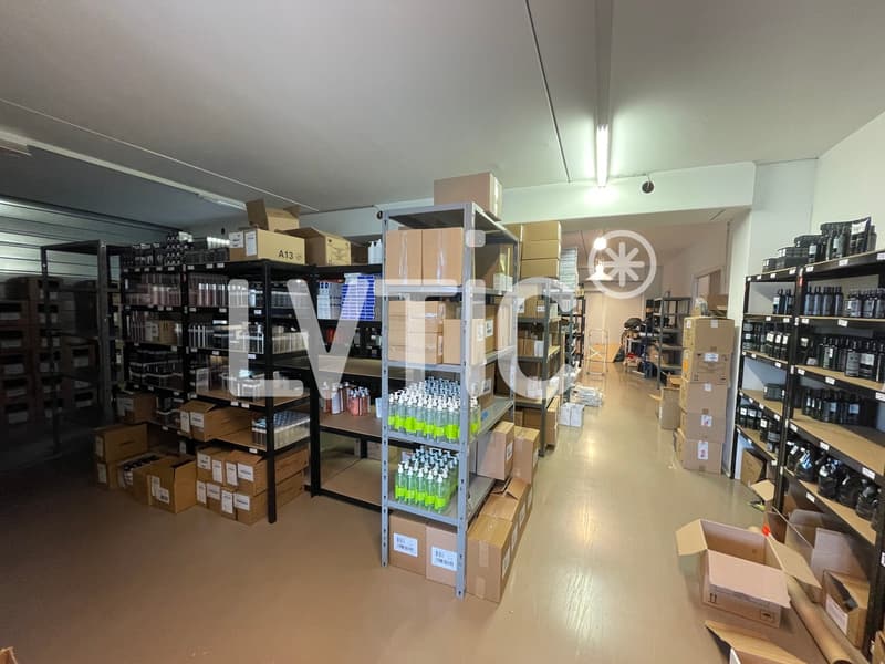 Uffici, laboratorio, atelier, deposito di 330 m2 in affitto a Nyon (8)
