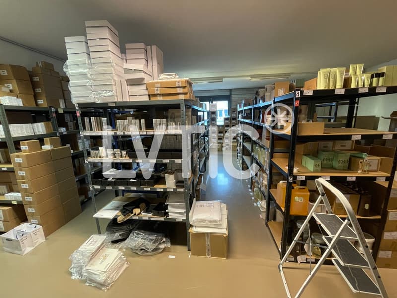 Uffici, laboratorio, atelier, deposito di 330 m2 in affitto a Nyon (9)