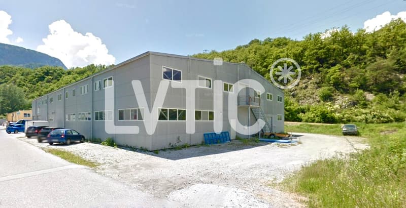 Halle industrielle, dépôt indépendant de 2200 m2 à louer à Sierre (1)