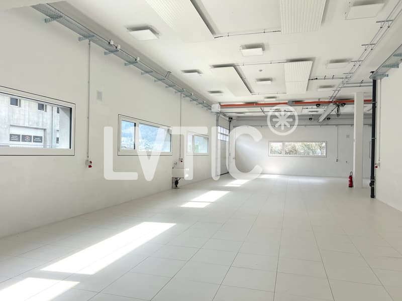 Edificio industriale, laboratori, uffici di 3000 m2 in vendita a Collombey (2)