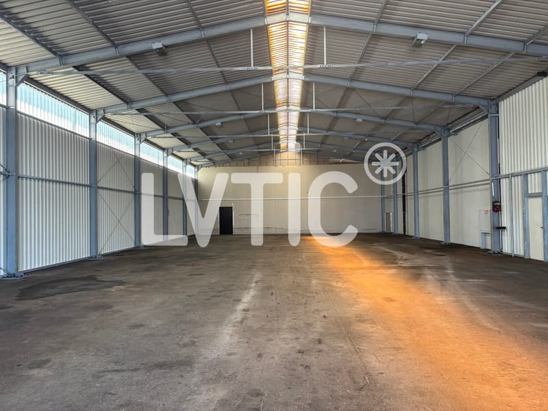 Deposito, laboratorio di 600 m2 divisibile da 300 m2 in affitto a St-Aubin (1)