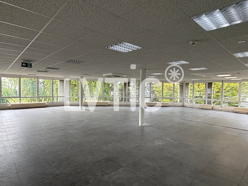 Showroom, locali, uffici di 640 m2 in affitto a Crissier (3)