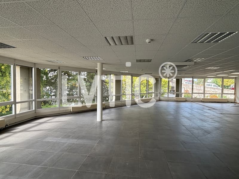 Showroom, locali, uffici di 640 m2 in affitto a Crissier (4)