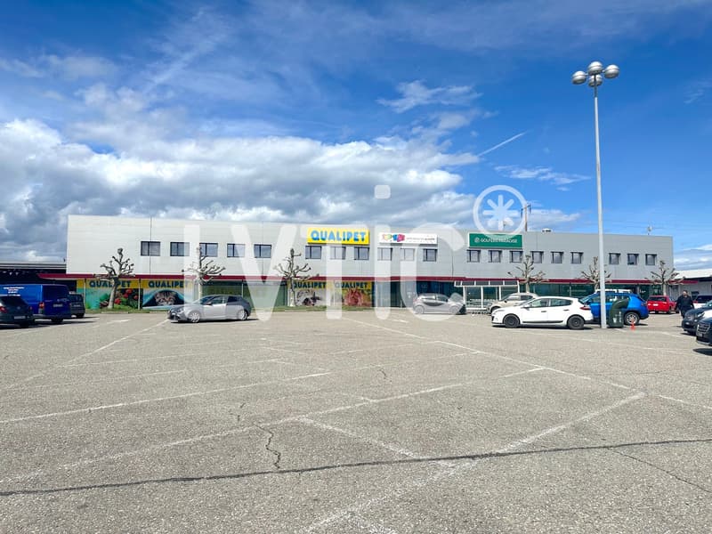 Locali, showroom, uffici di 325 m2 in affitto a Etoy (2)