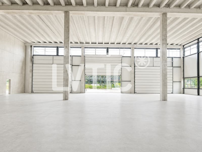 Capannone industriale di 3200 m2, divisibile in 1500 m2, in affitto a Domdidier (4)