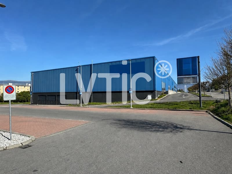 Locali, showrooms, magazzini di 1165 m2 in affitto a Yverdon (10)