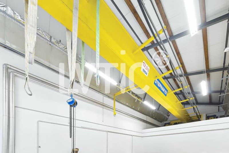 Capannone industriale e uffici di 3000 m2, divisibili, in affitto ad Avenches (6)