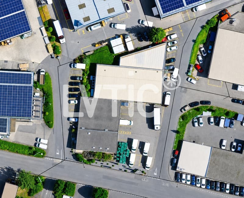 Industrial building of 1100 m2 for sale in Villars-Sainte-Croix (3)
