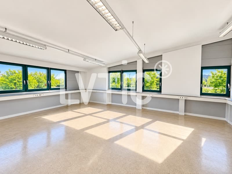 Bâtiment industriel de 2100 m2 sur parcelle 4700 m2 à louer à Moudon (11)