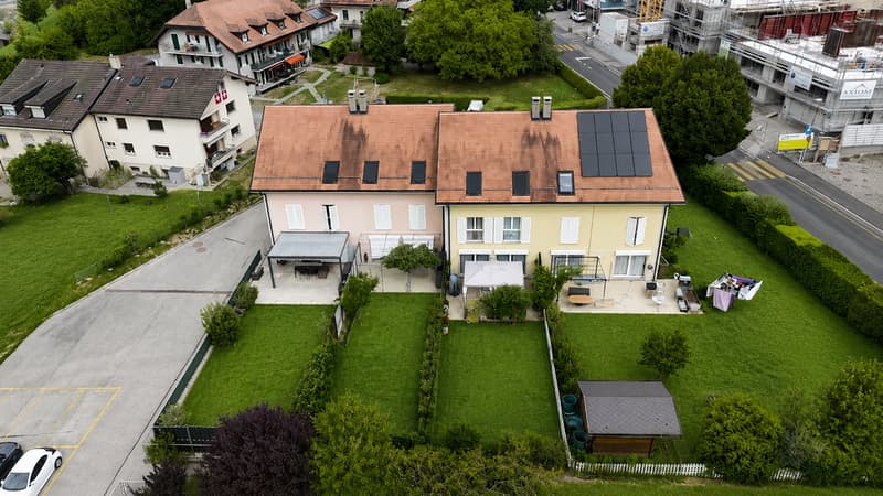 Family villa with 6.5 rooms, garden and two terraces in Echallens (1)