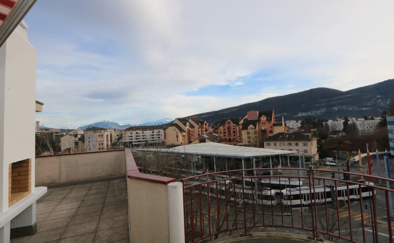 5-room attic apartment with mezzanine and terrace in Thônex (12)