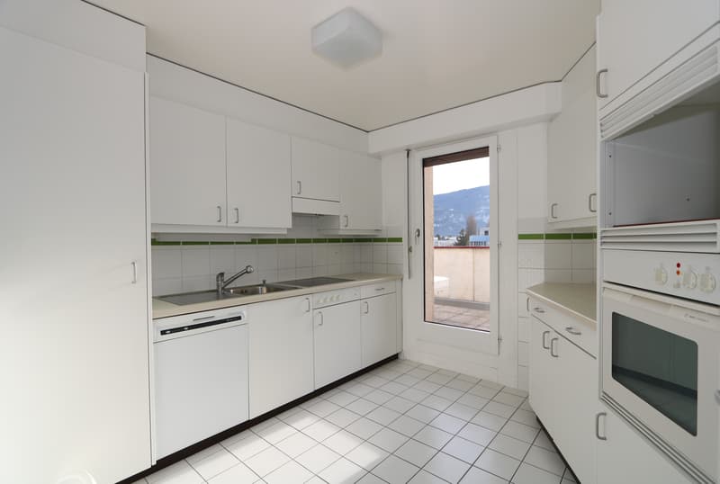 5-room attic apartment with mezzanine and terrace in Thônex (9)