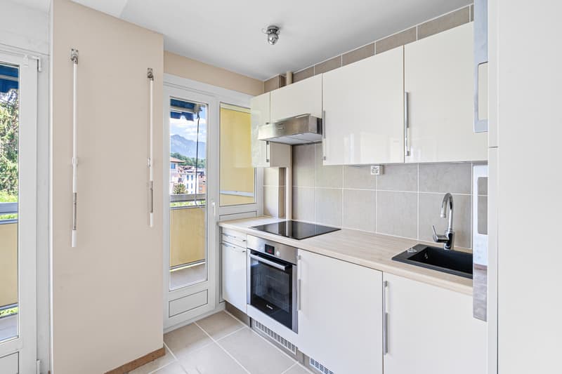 Renovated studio Sunny balcony Unobstructed view (6)