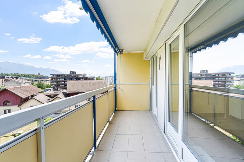 Renovated studio Sunny balcony Unobstructed view (3)