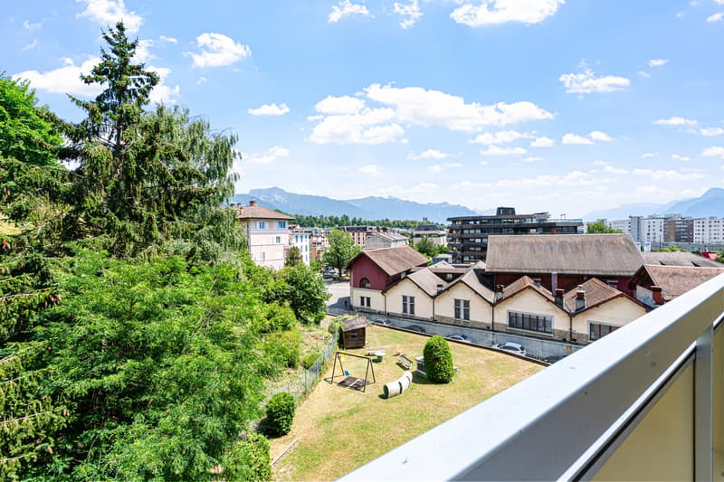Renovated studio Sunny balcony Unobstructed view (2)