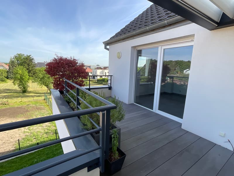 Appartement 4 pièces en attique avec terrasses, garage double, place de parking extérieure et ascenseur (5)