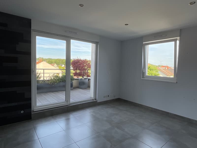 Appartement 4 pièces en attique avec terrasses, garage double, place de parking extérieure et ascenseur (6)