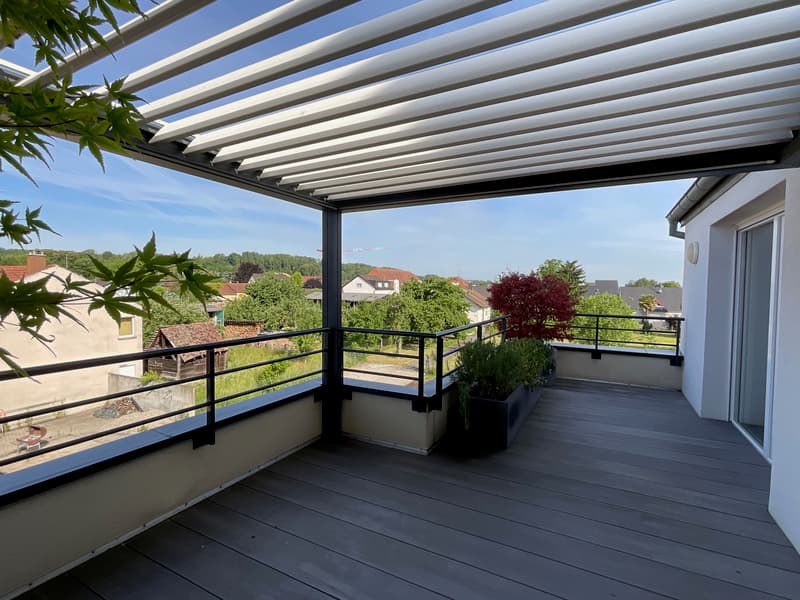 Appartement 4 pièces en attique avec terrasses, garage double, place de parking extérieure et ascenseur (1)