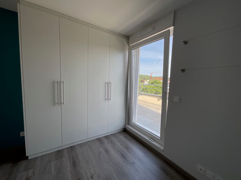 Appartement 4 pièces en attique avec terrasses, garage double, place de parking extérieure et ascenseur (8)