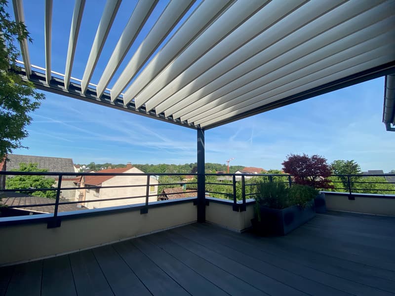 Appartement 4 pièces en attique avec terrasses, garage double, place de parking extérieure et ascenseur (11)