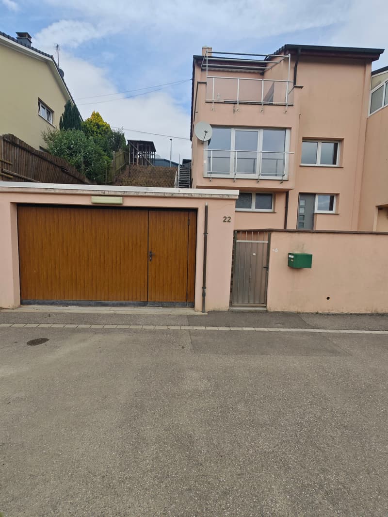 Maison mitoyenne à fort potentiel avec terrasse, jardin et garage (2)