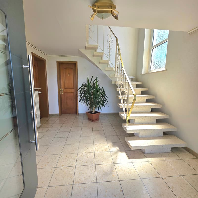 Familienvilla mit großem Potenzial, 156 m² mit großem Grundstück und freier Aussicht (5)