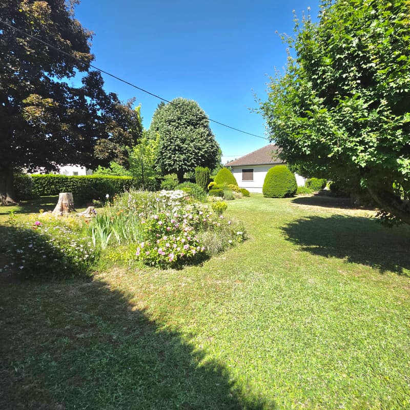 Maison de plain-pied dans un cadre verdoyant exceptionnel de 31 ares (4)